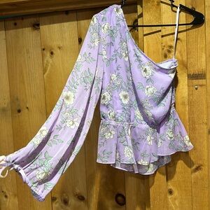 Vici like new, purple one sleeve top, synch waist, purple floral. Flattering